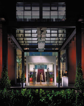 Canary Riverside Plaza Hotel