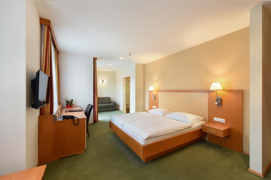 Lucia Hotel