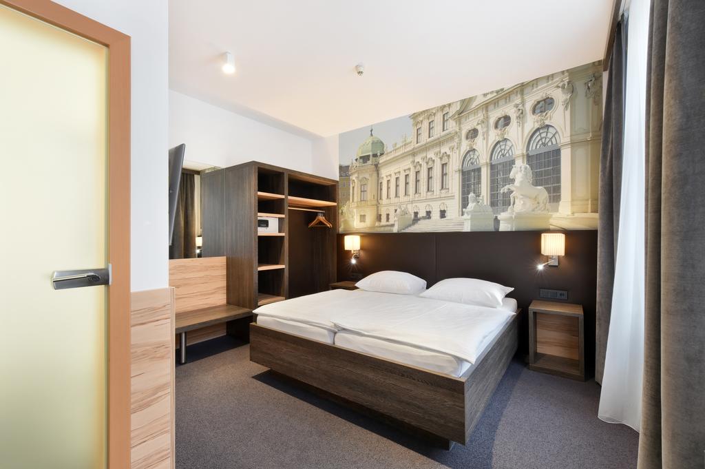 Lucia Hotel